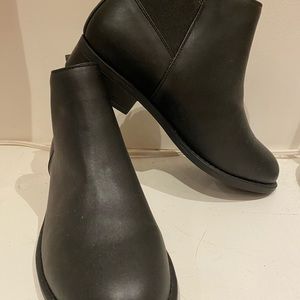 Black leather Chelsea boots. Size 8, wide width. Never worn.